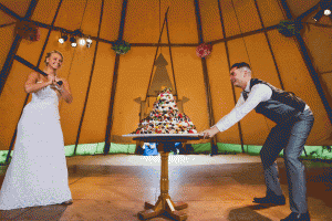 how do you cut a wedding cake?