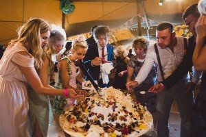 guests eating smashed cake